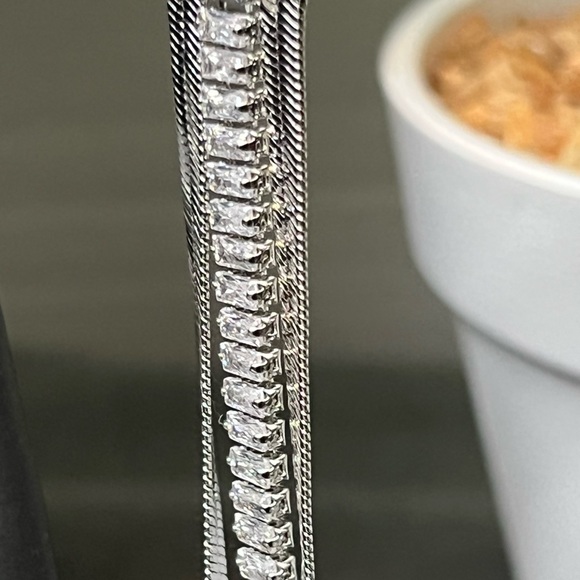 Glamorous Necklace and Earrings set. - Picture 5 of 9